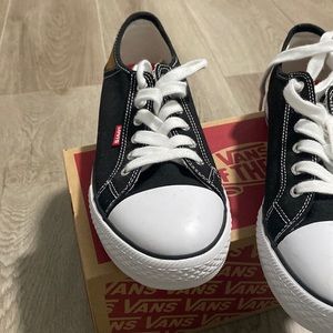 selling levi’s shoes